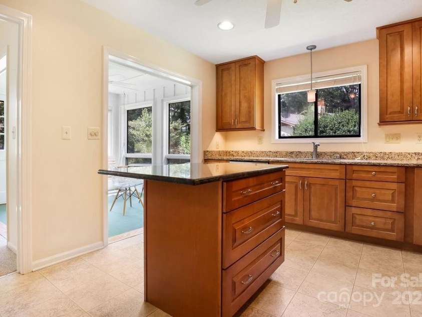 27 Poplar Court, Hendersonville, NC 28792.  MLS# CAR4290453, YatesRealty ID 31917. 