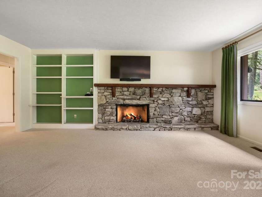 27 Poplar Court, Hendersonville, NC 28792.  MLS# CAR4290453, YatesRealty ID 31917. 