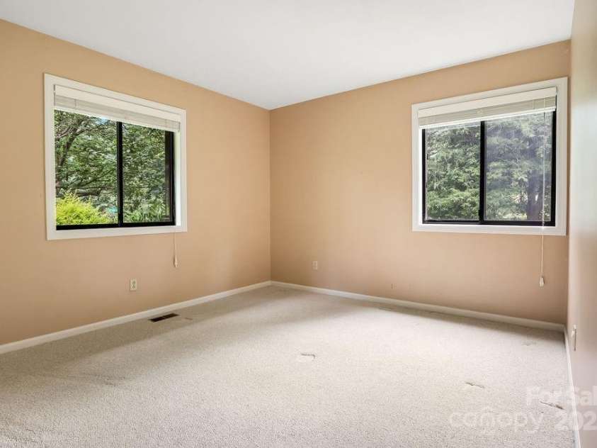 27 Poplar Court, Hendersonville, NC 28792.  MLS# CAR4290453, YatesRealty ID 31917. 