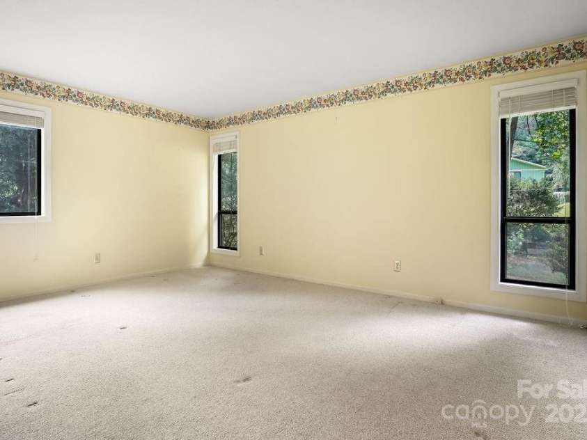27 Poplar Court, Hendersonville, NC 28792.  MLS# CAR4290453, YatesRealty ID 31917. 
