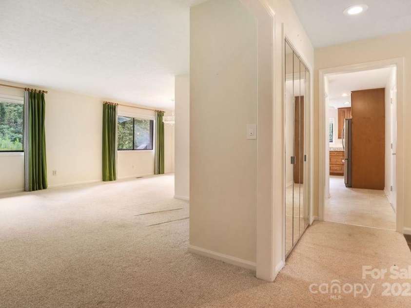 27 Poplar Court, Hendersonville, NC 28792.  MLS# CAR4290453, YatesRealty ID 31917. 