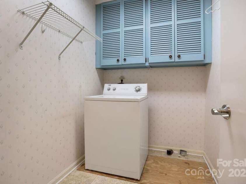 27 Poplar Court, Hendersonville, NC 28792.  MLS# CAR4290453, YatesRealty ID 31917. 