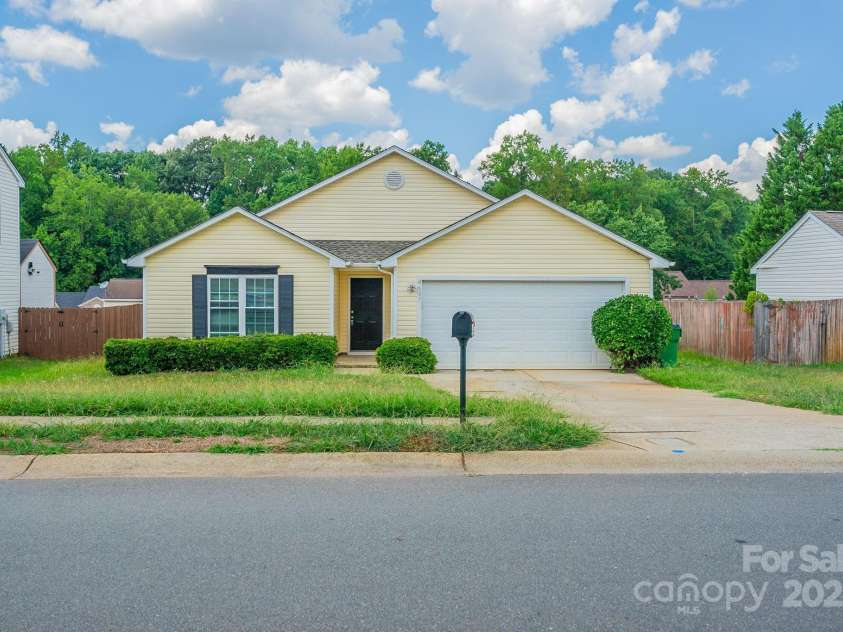 8607 Tweedsmuir Glen Lane, Charlotte, NC 28215.  MLS# CAR4287241, YatesRealty ID 31918. 