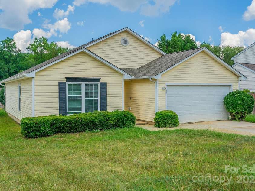 8607 Tweedsmuir Glen Lane, Charlotte, NC 28215.  MLS# CAR4287241, YatesRealty ID 31918. 