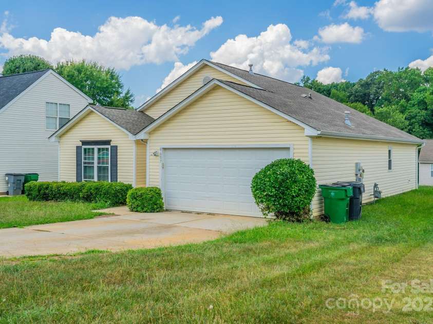 8607 Tweedsmuir Glen Lane, Charlotte, NC 28215.  MLS# CAR4287241, YatesRealty ID 31918. 