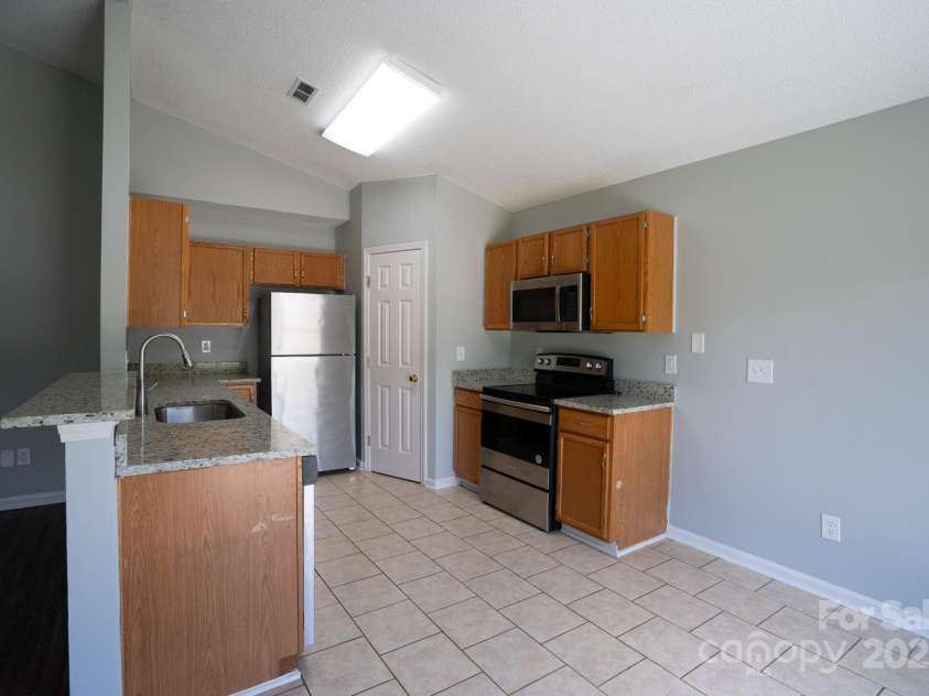 8607 Tweedsmuir Glen Lane, Charlotte, NC 28215.  MLS# CAR4287241, YatesRealty ID 31918. 