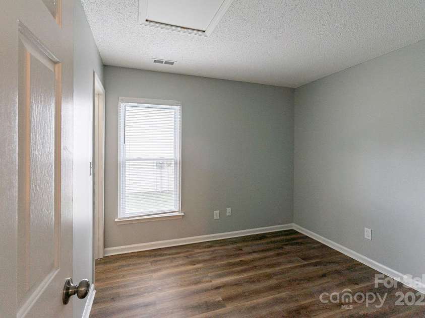 8607 Tweedsmuir Glen Lane, Charlotte, NC 28215.  MLS# CAR4287241, YatesRealty ID 31918. 