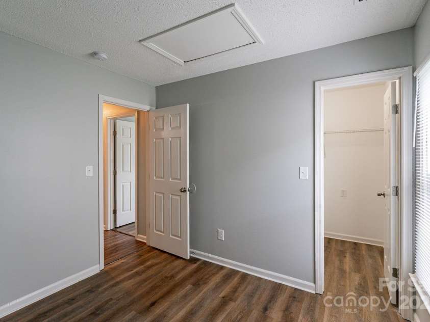 8607 Tweedsmuir Glen Lane, Charlotte, NC 28215.  MLS# CAR4287241, YatesRealty ID 31918. 