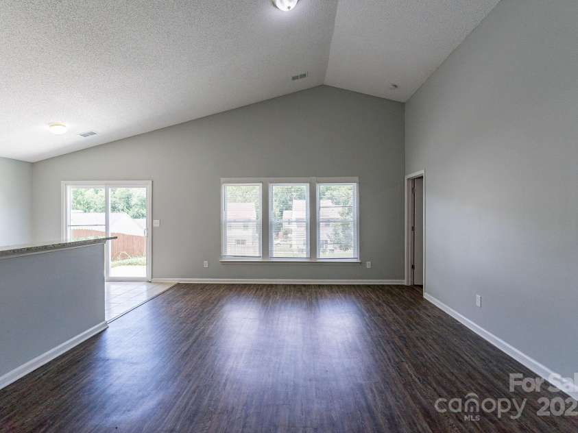 8607 Tweedsmuir Glen Lane, Charlotte, NC 28215.  MLS# CAR4287241, YatesRealty ID 31918. 