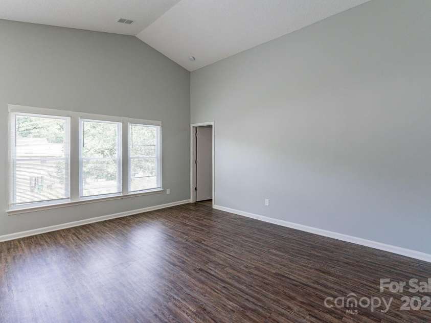 8607 Tweedsmuir Glen Lane, Charlotte, NC 28215.  MLS# CAR4287241, YatesRealty ID 31918. 