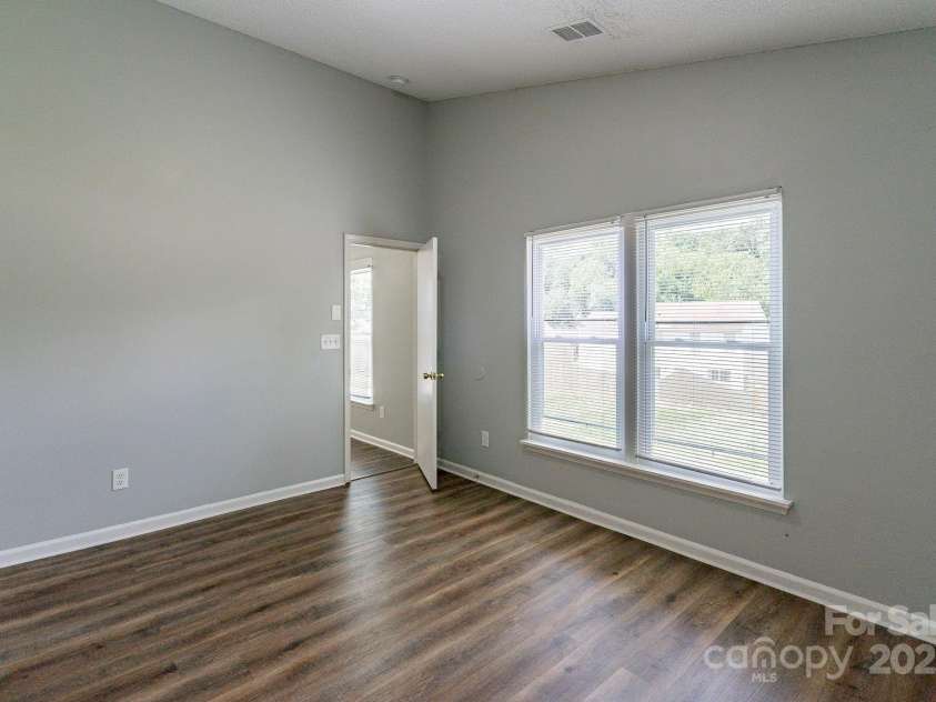 8607 Tweedsmuir Glen Lane, Charlotte, NC 28215.  MLS# CAR4287241, YatesRealty ID 31918. 
