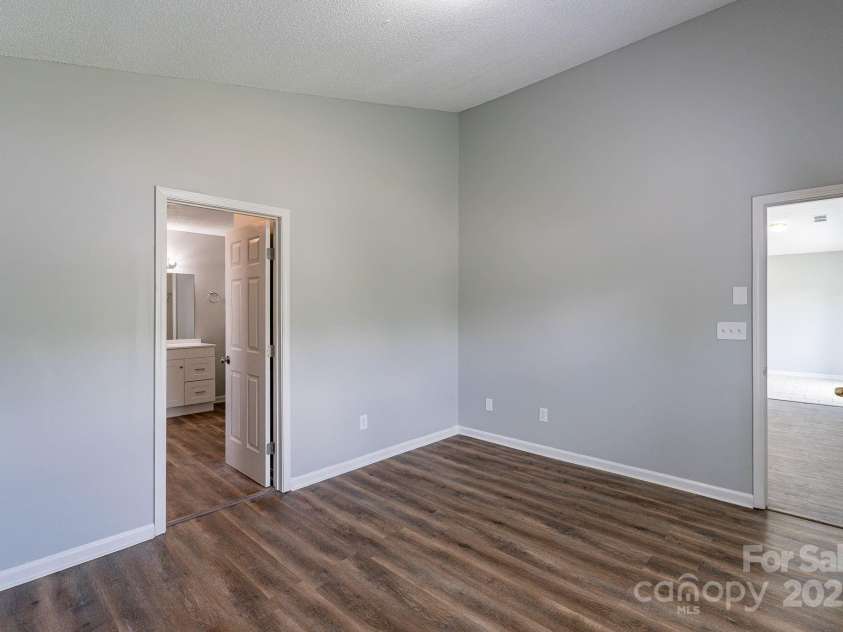8607 Tweedsmuir Glen Lane, Charlotte, NC 28215.  MLS# CAR4287241, YatesRealty ID 31918. 
