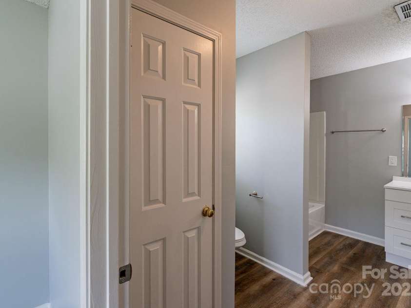 8607 Tweedsmuir Glen Lane, Charlotte, NC 28215.  MLS# CAR4287241, YatesRealty ID 31918. 