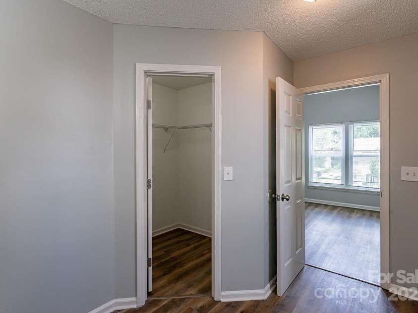 8607 Tweedsmuir Glen Lane, Charlotte, NC 28215.  MLS# CAR4287241, YatesRealty ID 31918. 
