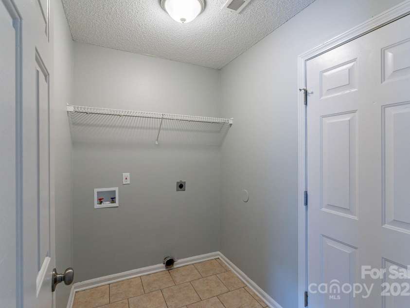 8607 Tweedsmuir Glen Lane, Charlotte, NC 28215.  MLS# CAR4287241, YatesRealty ID 31918. 