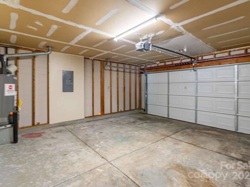 8607 Tweedsmuir Glen Lane, Charlotte, NC 28215.  MLS# CAR4287241, YatesRealty ID 31918. 
