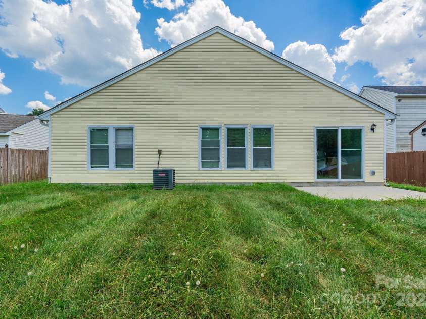 8607 Tweedsmuir Glen Lane, Charlotte, NC 28215.  MLS# CAR4287241, YatesRealty ID 31918. 