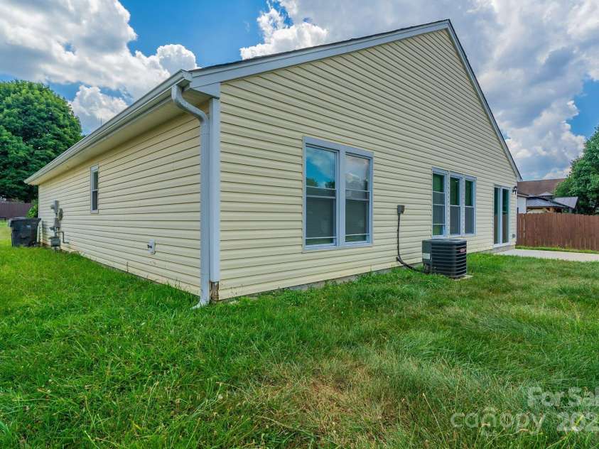 8607 Tweedsmuir Glen Lane, Charlotte, NC 28215.  MLS# CAR4287241, YatesRealty ID 31918. 