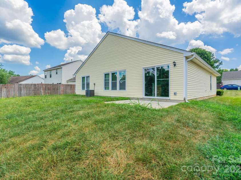 8607 Tweedsmuir Glen Lane, Charlotte, NC 28215.  MLS# CAR4287241, YatesRealty ID 31918. 