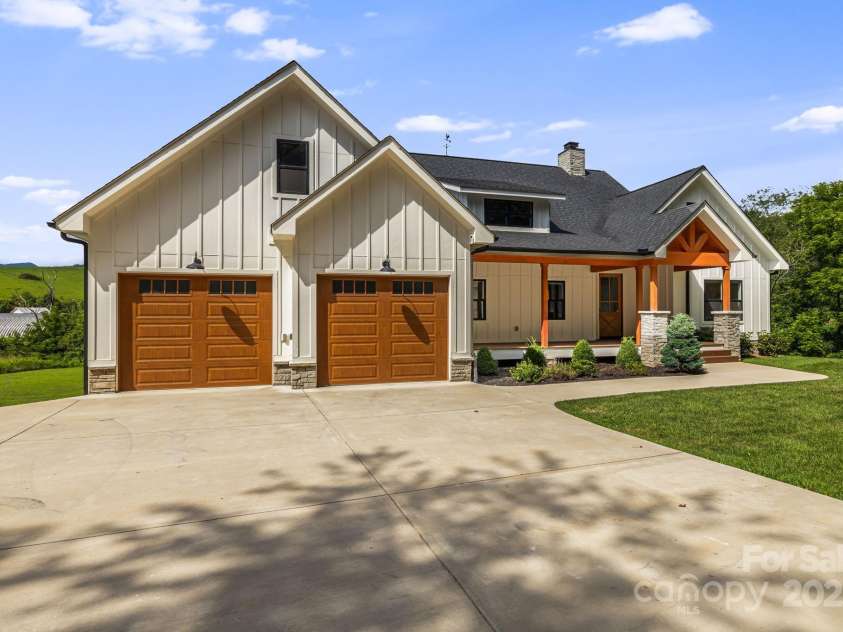 111 Oak Mountain Drive, Leicester, NC 28748.  MLS# CAR4289425, YatesRealty ID 31920. 