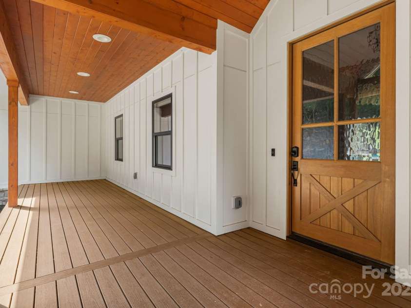 111 Oak Mountain Drive, Leicester, NC 28748.  MLS# CAR4289425, YatesRealty ID 31920. 