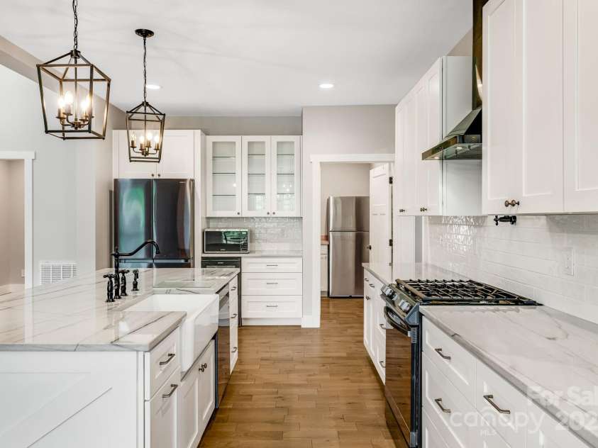 111 Oak Mountain Drive, Leicester, NC 28748.  MLS# CAR4289425, YatesRealty ID 31920. 