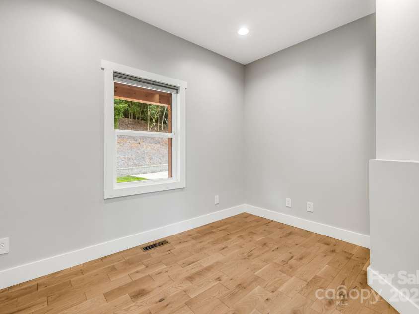 111 Oak Mountain Drive, Leicester, NC 28748.  MLS# CAR4289425, YatesRealty ID 31920. 