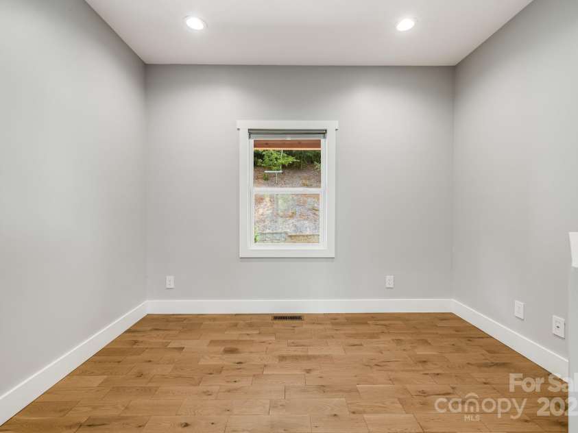 111 Oak Mountain Drive, Leicester, NC 28748.  MLS# CAR4289425, YatesRealty ID 31920. 