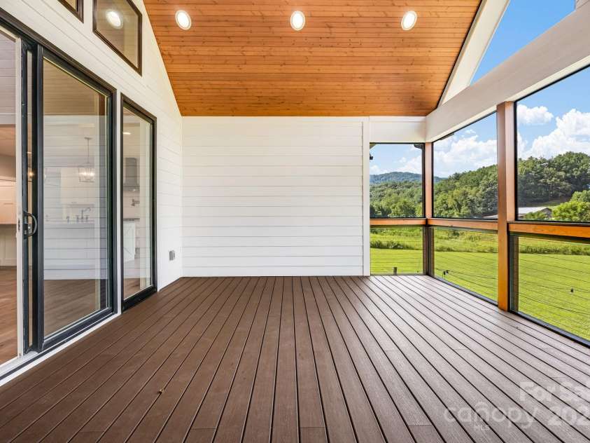 111 Oak Mountain Drive, Leicester, NC 28748.  MLS# CAR4289425, YatesRealty ID 31920. 