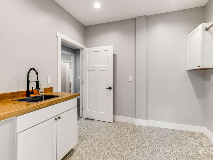 111 Oak Mountain Drive, Leicester, NC 28748.  MLS# CAR4289425, YatesRealty ID 31920. 