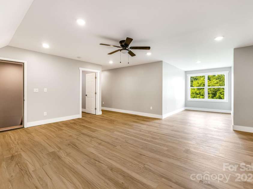 111 Oak Mountain Drive, Leicester, NC 28748.  MLS# CAR4289425, YatesRealty ID 31920. 