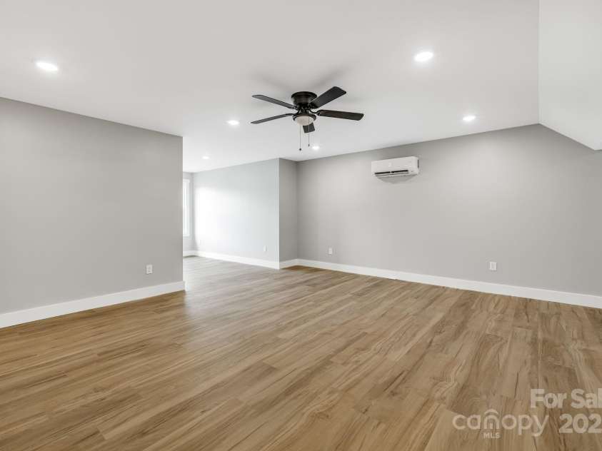 111 Oak Mountain Drive, Leicester, NC 28748.  MLS# CAR4289425, YatesRealty ID 31920. 