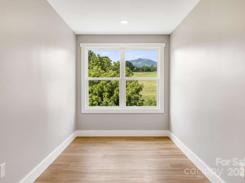 111 Oak Mountain Drive, Leicester, NC 28748.  MLS# CAR4289425, YatesRealty ID 31920. 