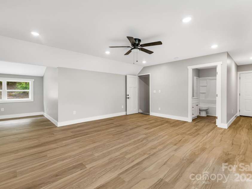 111 Oak Mountain Drive, Leicester, NC 28748.  MLS# CAR4289425, YatesRealty ID 31920. 