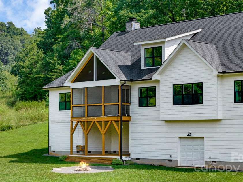 111 Oak Mountain Drive, Leicester, NC 28748.  MLS# CAR4289425, YatesRealty ID 31920. 