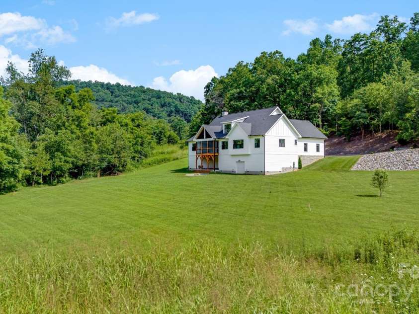 111 Oak Mountain Drive, Leicester, NC 28748.  MLS# CAR4289425, YatesRealty ID 31920. 