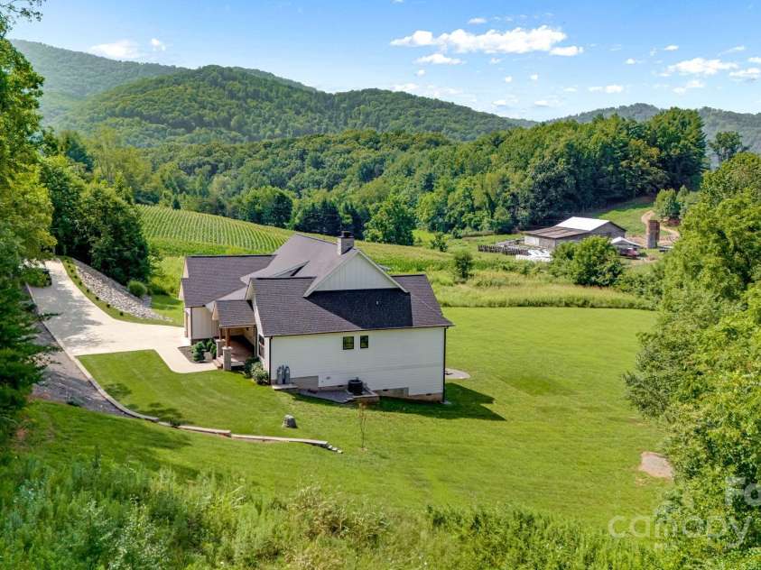 111 Oak Mountain Drive, Leicester, NC 28748.  MLS# CAR4289425, YatesRealty ID 31920. 