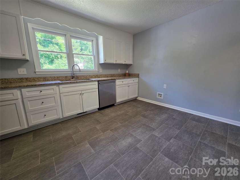 2831 Beechwood Circle, Gastonia, NC 28054.  MLS# CAR4395895, YatesRealty ID 31920. Large kitchen