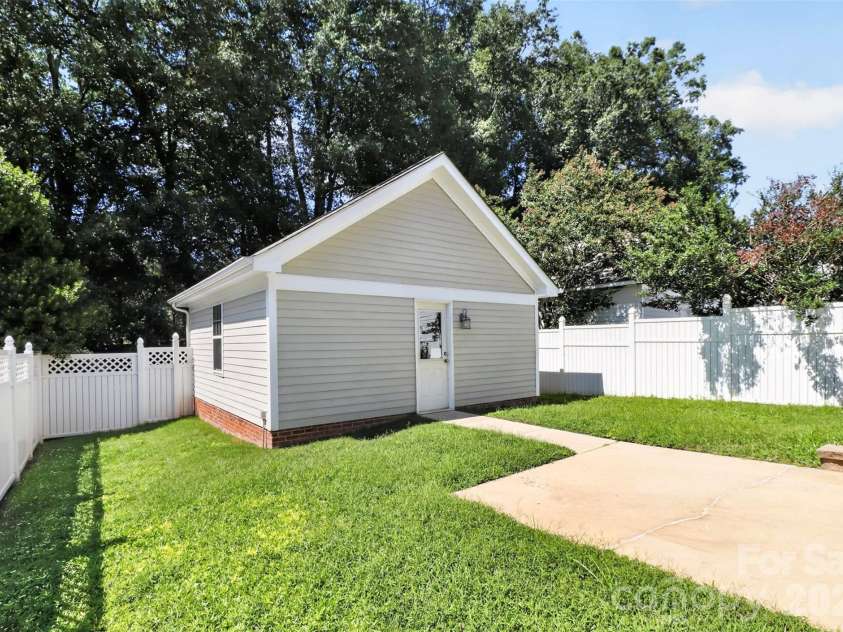 13019 West Douglas Park Drive, Huntersville, NC 28078.  MLS# CAR4395919, YatesRealty ID 31922. Garage