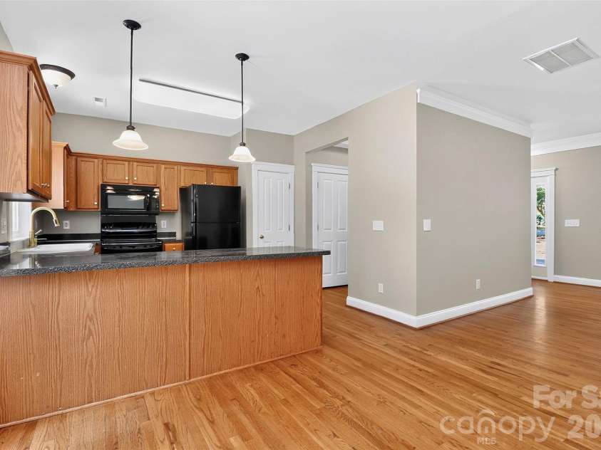 13019 West Douglas Park Drive, Huntersville, NC 28078.  MLS# CAR4395919, YatesRealty ID 31922. Kitchen