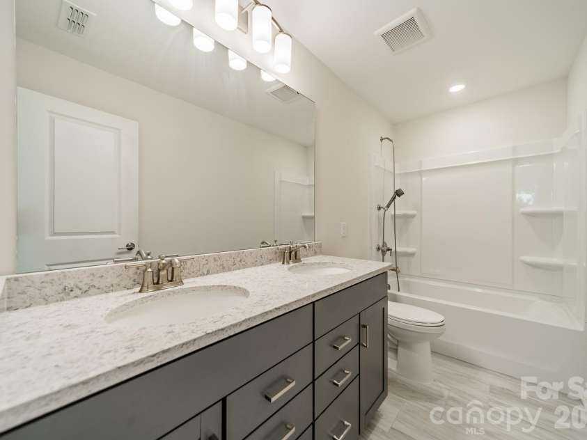 6012 Chumbley Point Road, Charlotte, NC 28215.  MLS# CAR4365246, YatesRealty ID 31923. Full Bath