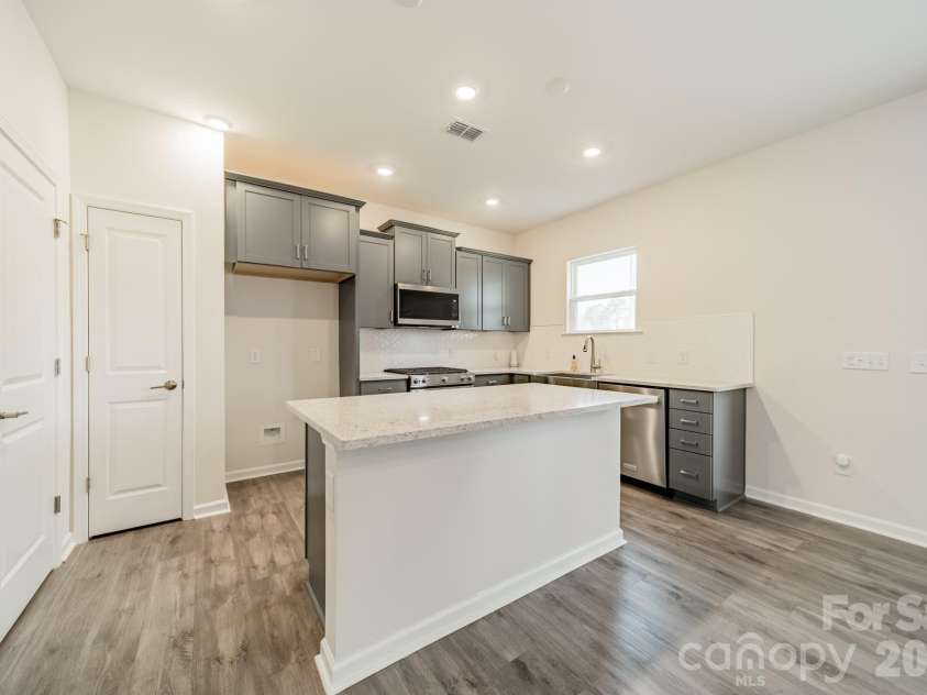 6012 Chumbley Point Road, Charlotte, NC 28215.  MLS# CAR4365246, YatesRealty ID 31923. Kitchen