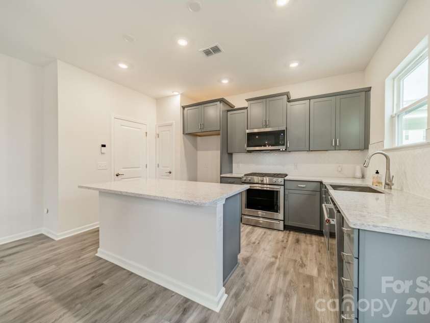 6012 Chumbley Point Road, Charlotte, NC 28215.  MLS# CAR4365246, YatesRealty ID 31923. Kitchen