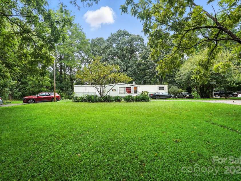 450 Dixon School Road, Kings Mountain, NC 28086.  MLS# CAR4291938, YatesRealty ID 31928. Front view of subject and front yard 1 of 2 Manufactured homes on property