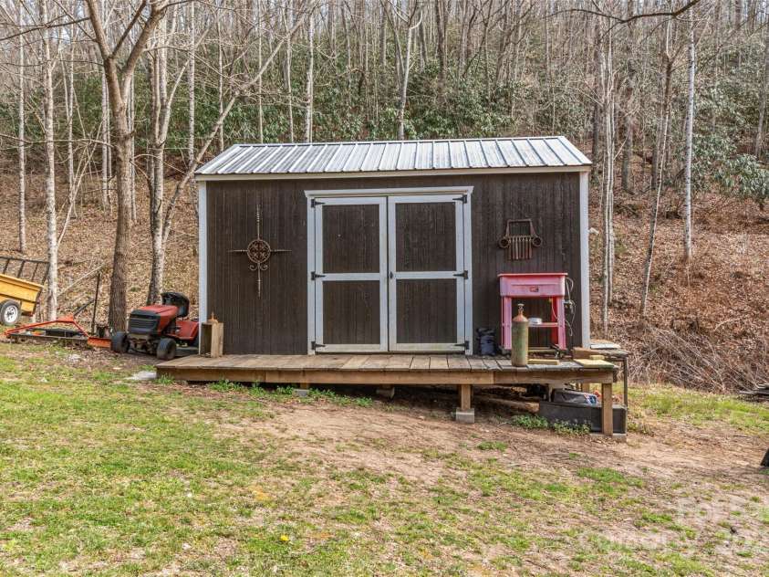 194 Colehearth Hollow Road, Bakersville, NC 28705.  MLS# CAR4238440, YatesRealty ID 3193. 