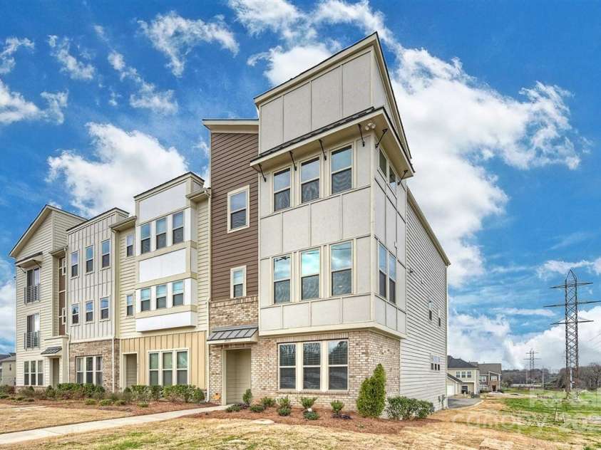 2635 Statesville Avenue, Charlotte, NC 28206.  MLS# CAR4290850, YatesRealty ID 31932. 
