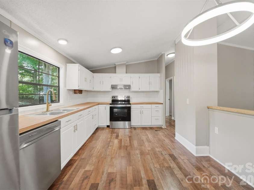 4944 Largo Court, Conover, NC 28613.  MLS# CAR4403514, YatesRealty ID 31932. Kitchen