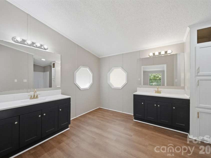 4944 Largo Court, Conover, NC 28613.  MLS# CAR4403514, YatesRealty ID 31932. Primary Suite