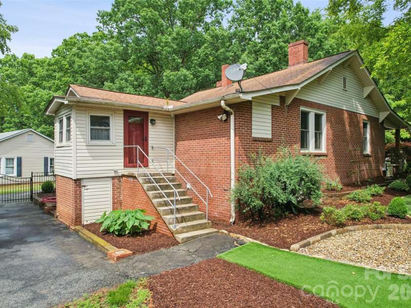 400 Alpine Street, Kannapolis, NC 28081.  MLS# CAR4387545, YatesRealty ID 31934. 