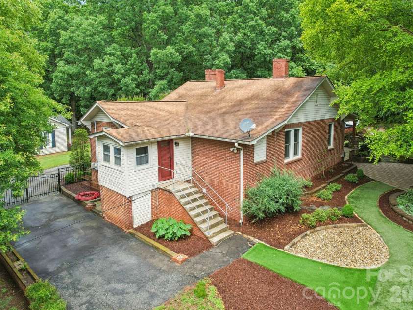 400 Alpine Street, Kannapolis, NC 28081.  MLS# CAR4387545, YatesRealty ID 31934. 